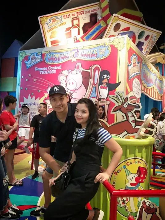 Dito dan Niena sendiri menikah sejak 31 Maret 2018. Keduanya menikah dengan tema adat Jawa dan adat Sulawesi Selatan.