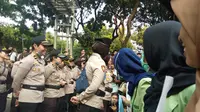 Polisi pun menempatkan para polwa di garis depan saat demo mahasiswa (Liputan6/Ady Anugrahadi)