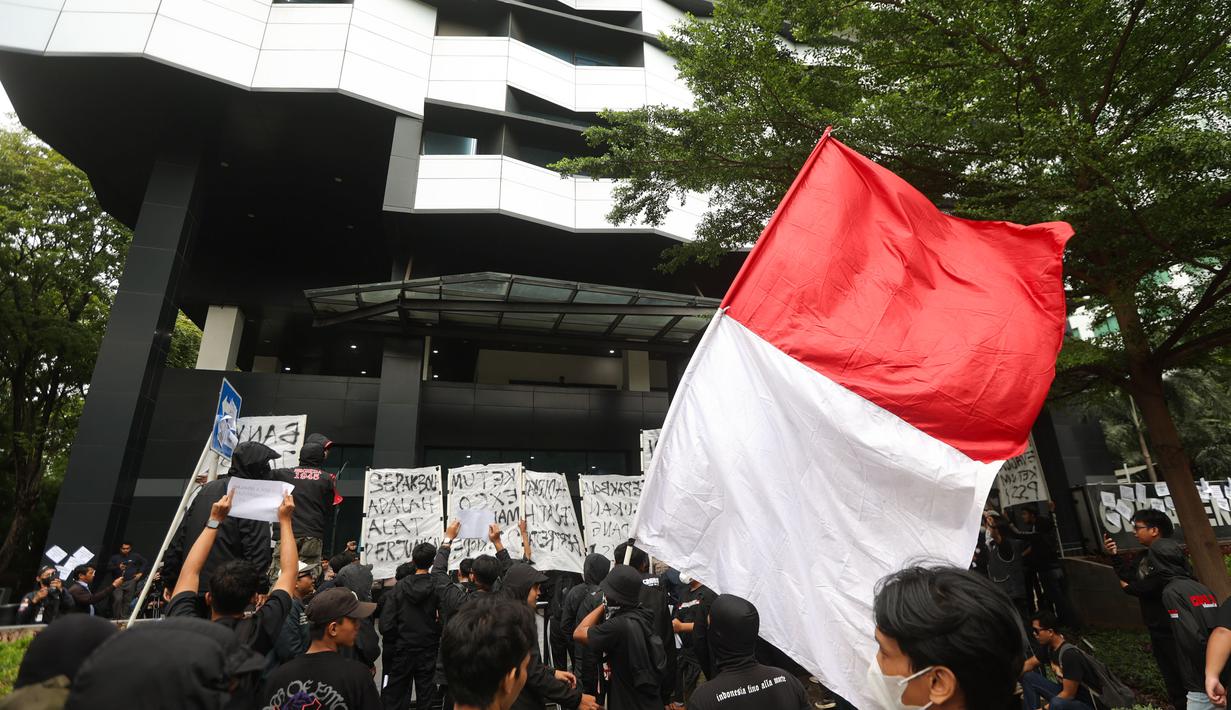 Sebagai bentuk kekecewaan karena tuntutan mereka tidak digubris, suporter bahkan sempat menyegel gerbang masuk komplek GBK Arena dengan gembok besi. Tampak dalam foto, suporter timnas Indonesia, Ultras Garuda, saat menggelar aksi unjuk rasa di depan Kantor PSSI, GBK Arena, Senayan, Jakarta Pusat, Jumat (14/11/2025). (Bola.com/M Iqbal Ichsan)