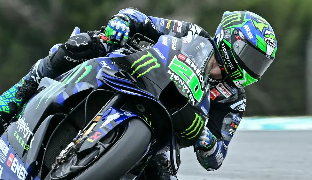 Pembalap Monster Energi Yamaha, Fabio Quartararo mendorong sepeda motornya dalam uji MotoGP 2025 pra -musim di Sirkuit Sepang, Malaysia, Rabu (05/02/2025). (AFP/ Mohd Rasfan)
