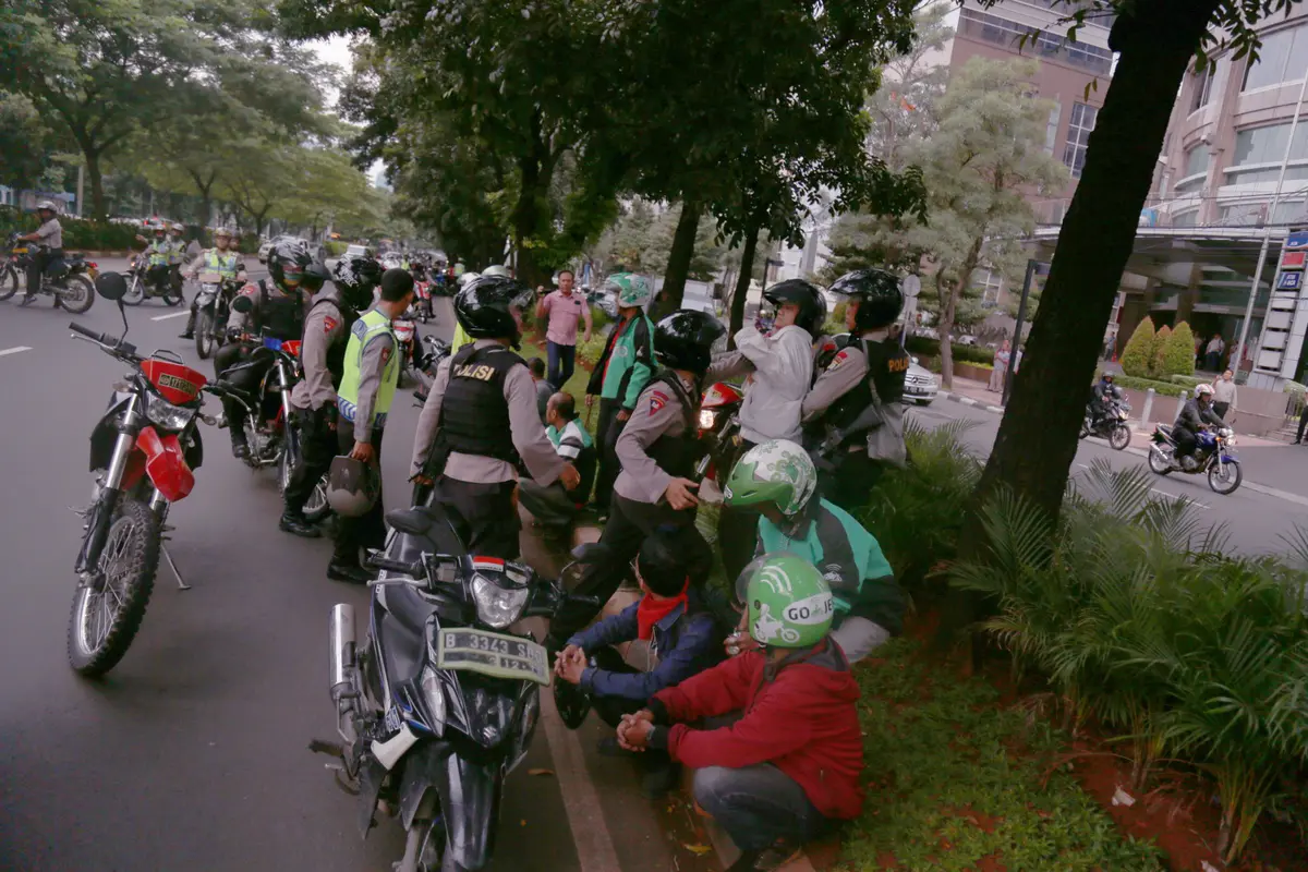 Lagi Asik Konvoi, Sopir Ojek Online Dibogem Polisi