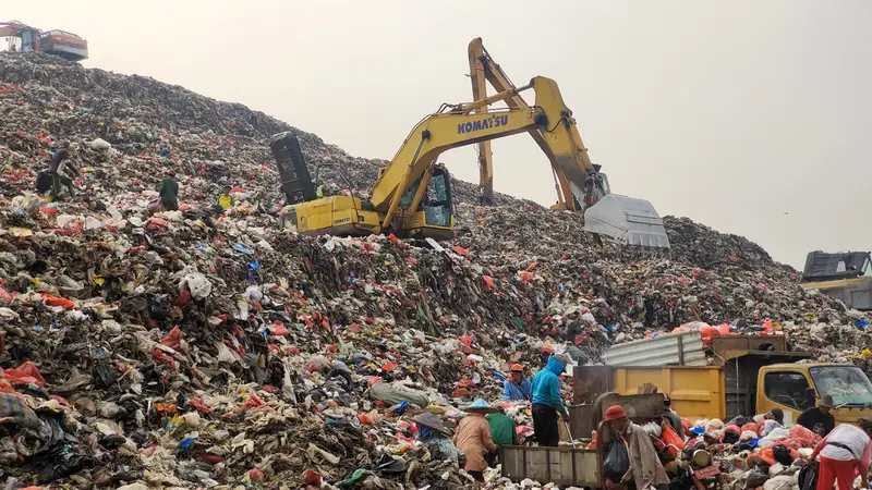 Tumpukan sampah yang telah menggunung di TPA Cipayung, Depok.