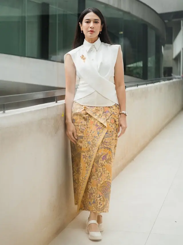 Dian Sastrowardoyo pakai wastra. [@therealdisastr]