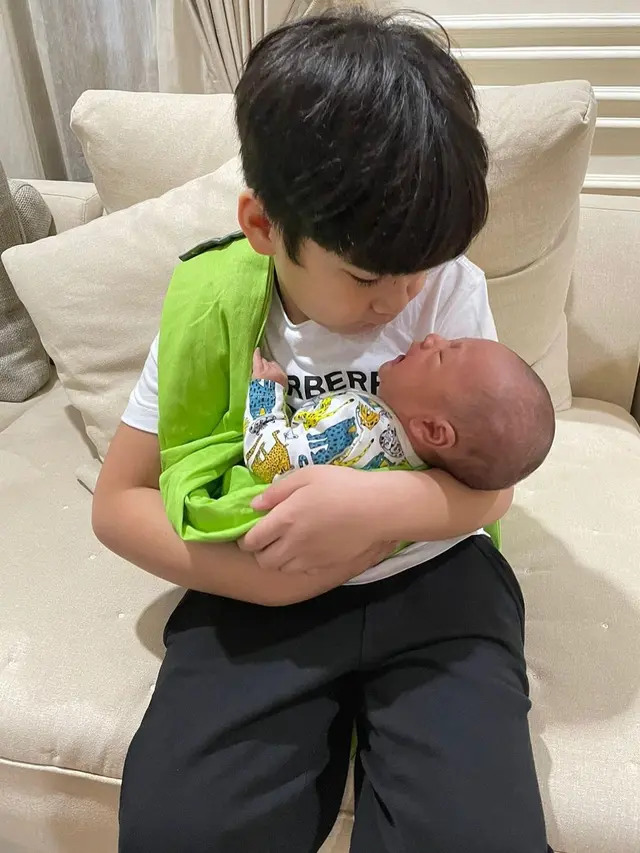 8 Koleksi Baju Rayyanza Malik Ahmad, Putra Kedua Nagita Slavina, Harganya Capai Puluhan Juta8 Koleksi Baju Rayyanza Malik Ahmad, Putra Kedua Nagita Slavina, Harganya Capai Puluhan Juta