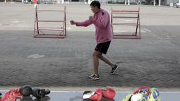 Seorang petinju asal Thailand melakukan gerakan pukulan saat berlatih di Arena Hall D PRJ, Kemayoran, Jakarta, Minggu (11/2/2018). Tim tinju Thailand menjadi salah satu kekuatan yang perlu di waspadai Indonesia. (Bola.com/Nick Hanoatubun)