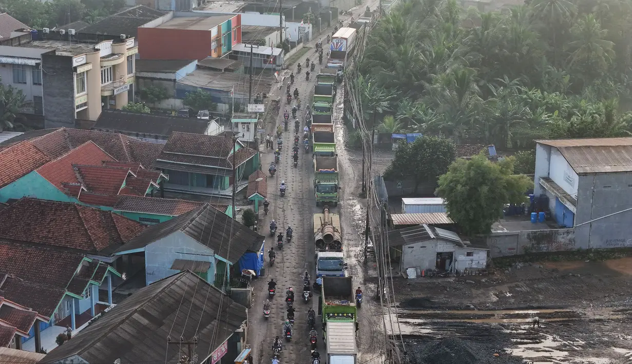 Antrean kendaraan yang mengular setiap pagi hari ini imbas perbaikan Jalan Raya M. Toha sepanjang 6,5 kilometer. (merdeka.com/Arie Basuki)