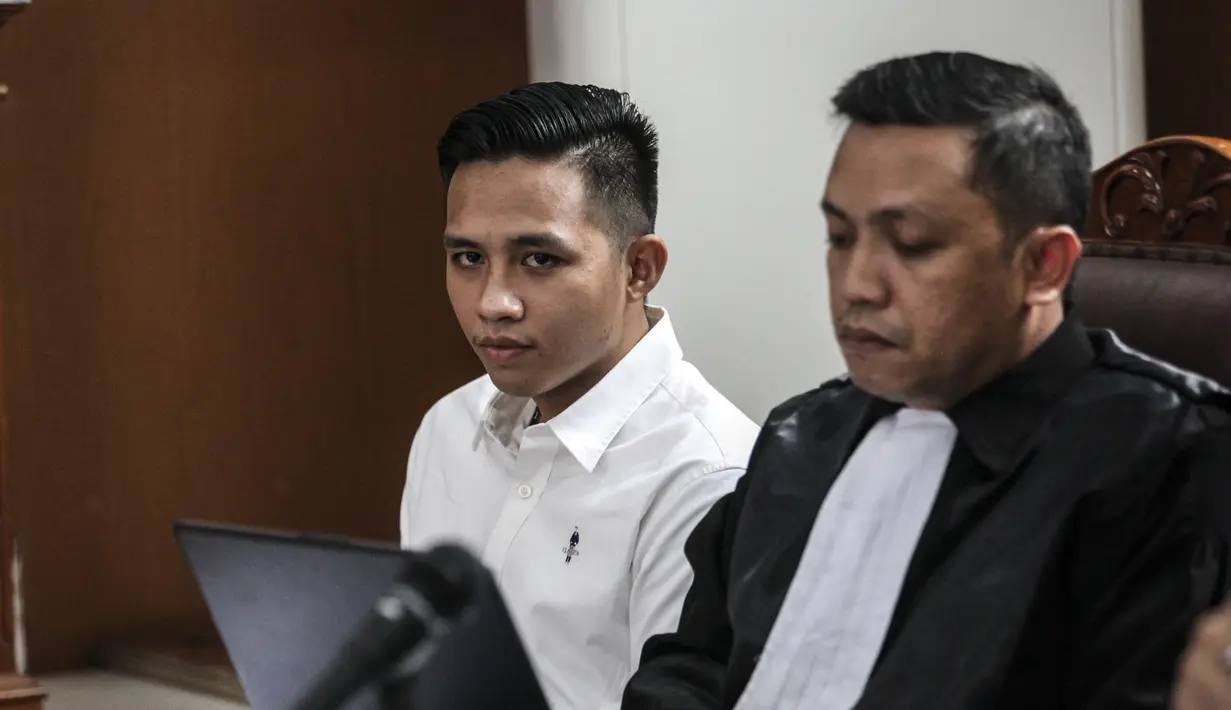 Bharada Richard Eliezer Pudihang Lumiu atau Bharada E (kiri) menjalani sidang pemeriksaan saksi terkait kasus pembunuhan berencana Brigadir Yosua Hutabarat alias Brigadir J di Pengadilan Negeri Jakarta Selatan, Senin (31/10/2022). 11 saksi dihadirkan di sidang hari ini. (Liputan6.com/Johan Tallo)
