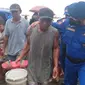 Kepolisian Air dan Udara (Polairud) dan Pemda Gorut saat melakukan evakuasi kepada seorang yang diduga WNA Philipina (Arfandi/Liputan6.com)