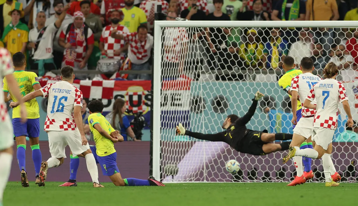 Saat Brasil begitu percaya diri akan memenangkan laga, Kroasia justru mampu menyamakan skor 1-1 pada babak kedua perpanjangan waktu pada menit ke-117. Gol dicetak Bruno Petkovic lewat sepakan terukur usai menerima umpan pemain pengganti, Mislav Orsic. Babak perpanjangan waktu pun tuntas dengan hasil imbang 1-1. (AFP/Adrian Dennis)