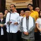 Calon Presiden dan Wakil Presiden nomor urut 01 Joko Widodo-Ma'ruf Amin didampingi sejumlah pimpinan partai politik pendukung memberikan keterangan pers usai menggelar pertemuan tertutup di Plataran Menteng, Jakarta, Kamis (18/4). (Liputan6.com/Angga Yuniar)