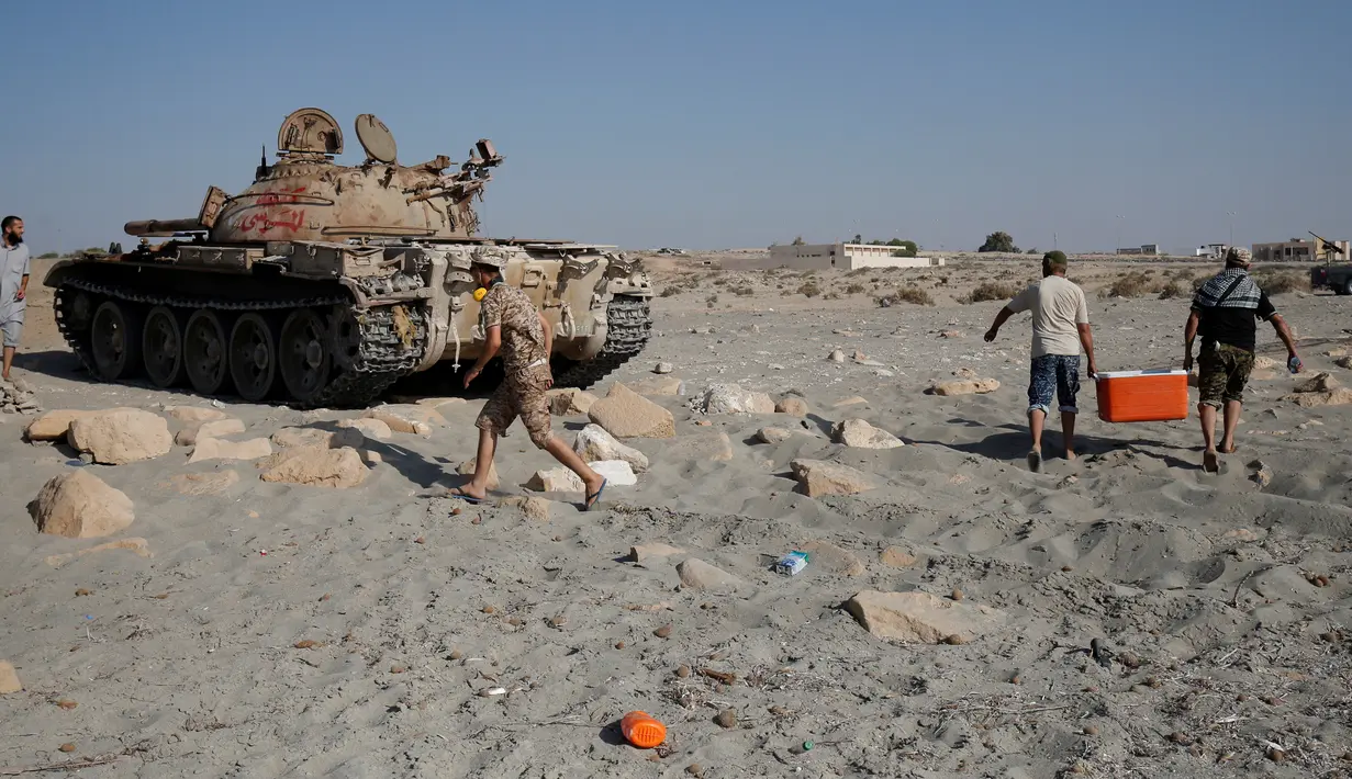 Sejumlah pasukan Libya yang bersekutu dengan pasukan PBB bersama tank T-55 bergerak menuju pantai saat bertempur dengan ISIS di Sirte, Libya, (3/8). (REUTERS/Goran Tomasevic)