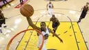 Kevin Durant berusaha memasukan bola saat gim pertama Final NBA 2017 melawan Cleveland Cavaliers di Oracle Arena, California (1/6). Durant, yang memainkan final NBA untuk kedua kali sepanjang kariernya tampil mengesankan. (Ezra Shaw/Pool Photo via AP)