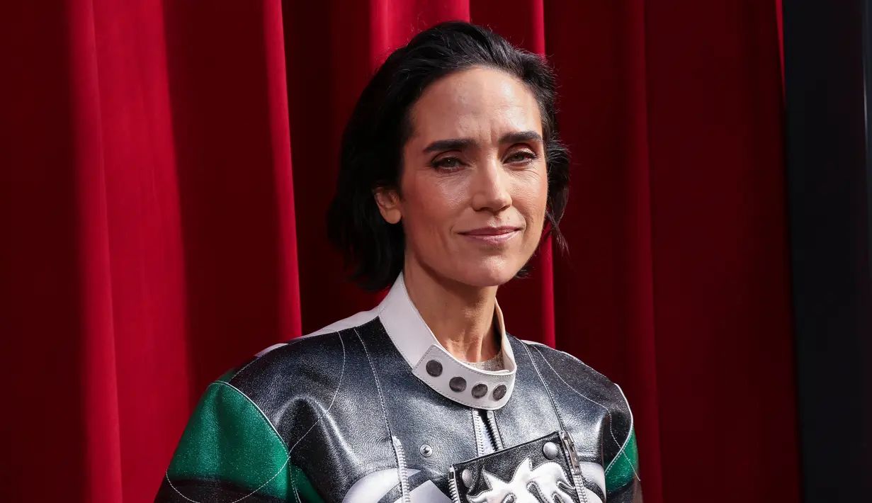 Jennifer Connelly tiba untuk koleksi busana siap pakai Louis Vuitton Spring/Summer 2023 yang dipresentasikan di Paris Fashion Week, Prancis, 4 Oktober 2022. Jennifer Connelly memilih ansambel yang paling tidak konvensional saat menghadiri hari terakhir Paris Fashion Week. (Photo by Vianney Le Caer/Invision/AP)