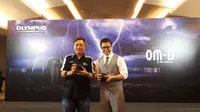 (ki-ka) Marketing Manager Olympus Customer Care Indonesia Sandy Chandra dan Regional Specialist Product  Olympus Quettfenn Lai di peluncuran Olympus OM-D E-M1 Mark II di Jakarta, Kamis (1/12/2016). (Liputan6.com/Agustinus Mario Damar)