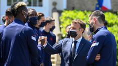Ditemani oleh kapten tim, Hugo Lloris, Emmanuel Macron menghampiri satu demi satu pemain timnas Prancis. Salah satunya adalah gelandang Manchester United, Paul Pogba. (Foto: AFP/Pool/Franck Fife)