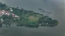 Transformasi dari waduk irigasi menjadi destinasi wisata lokal menunjukkan peran adaptif kawasan ini dalam memenuhi kebutuhan lingkungan sekaligus sosial masyarakat. Tampak foto udara memperlihatkan area Situ Cipondoh di Kota Tangerang, Banten, yang tetap berfungsi sebagai kawasan konservasi air sekaligus destinasi rekreasi warga, Rabu (14/4/2026). (merdeka.com/Arie Basuki)