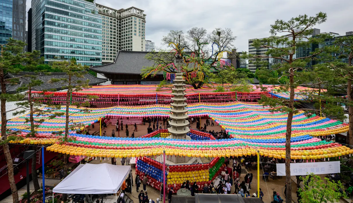 <p>Pemandangan umum menunjukkan tampilan lentera teratai dengan doa dan nama yang melekat padanya setelah kebaktian untuk merayakan ulang tahun Buddha di Kuil Jogye, Seoul, Korea Selatan, Minggu (8/5/2022). (ANTHONY WALLACE/AFP)</p>