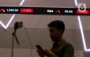 Sebanyak 672 saham turun, 30 naik, dan 95 lainnya tetap atau stagnan. (Liputan6.com/Herman Zakharia)