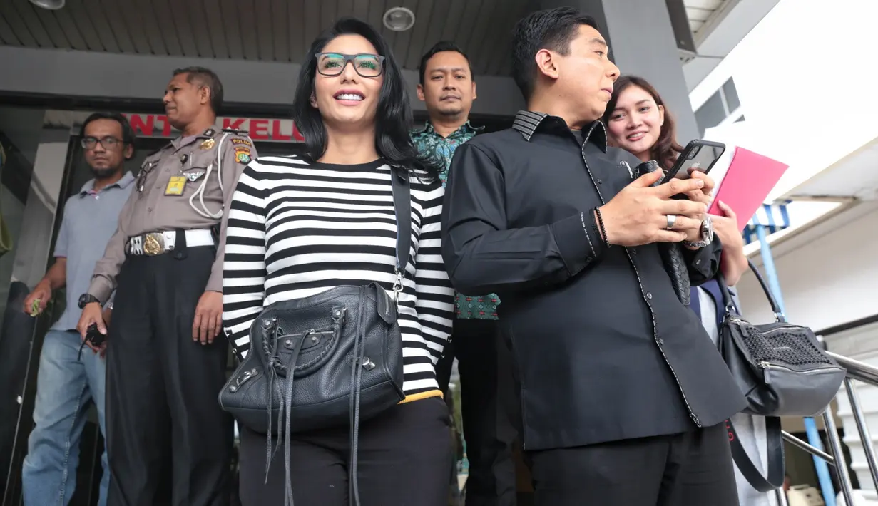 "Hari ini kita resmi melaporkan, yang dilaporkan masih dalam proses lidik. Laporannya itu pasal 27 ayat (3) Jo pasal 45 UU ITE dan juga ada pasal tindak pidana 310, 311. Yang kita laporkan masih dalam proses penyelidikan." ujar Sandy Arifin.