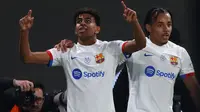 Lamine Yamal (kiri) yang baru bergabung bersama Barcelona pada awal musim 2023/2024 menjadi pemain termuda sepanjang sejarah yang mampu mencetak gol di ajang Piala Super Spanyol. Saat mencetak satu gol dan membawa Barcelona menang 2-0 atas Osasuna pada laga semifinal Piala Super Spanyol 2023/2024 (11/1/2024) usianya baru menginjak 16 tahun, 5 bulan dan 29 hari. (AFP/Fayez Nureldine)