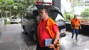 Tahanan korupsi berjalan memasuki Gedung Komisi Pemberantasan Korupsi (KPK) untuk mengikuti kebaktian, Jakarta, Jumat (3/4/2015).  (Liputan6.com/Herman Zakharia)