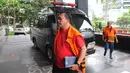 Tahanan korupsi berjalan memasuki Gedung Komisi Pemberantasan Korupsi (KPK) untuk mengikuti kebaktian, Jakarta, Jumat (3/4/2015).  (Liputan6.com/Herman Zakharia)