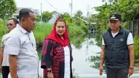 Wali Kota Semarang, Hevearita Gunaryanti Rahayu mengecek saluran air di Kelurahan Bulu Lor, Kecamatan Semarang Utara, Selasa (20/2/2024). (Liputan6.com/ Felek Wahyu)