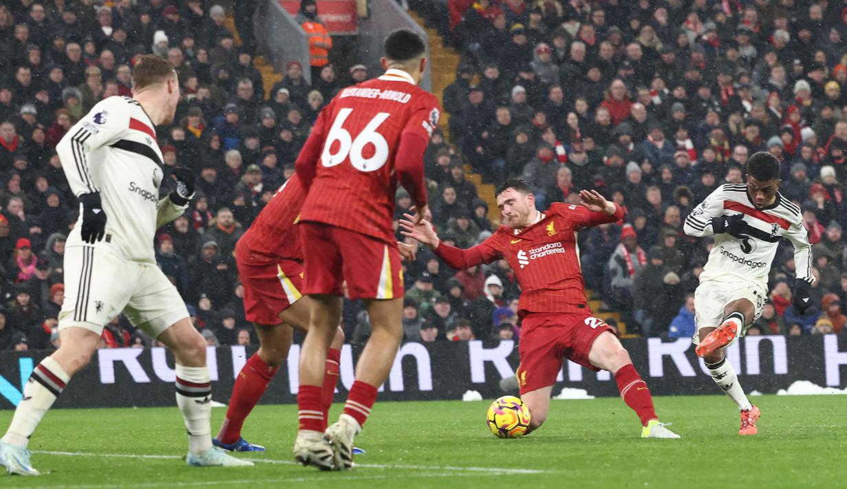 Pemain Manchester United, Amad Diallo mencetak gol ke gawang Liverpool pada laga lanjutan Liga Inggris 2024/2025 di Anfiled, Liverpool, Inggris, Minggu (05/01/2025). (AFP/Darren Staples)