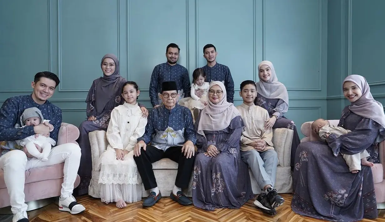 "My husband is the strongest man I know, masih ngebekas mandiin jenazah papa pake APD 2 minggu yang lalu," tulis Zaskia. (Instagram/zaskiasungkar15)