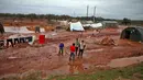 Anak-anak berkumpul saat banjir menggenangi lokasi pengungsian di Kamp Cordoba, Batabu, Idlib, Suriah, Rabu (16/1). Banjir menggenangi tenda-tenda pengungsian mereka. (Aaref Watad/AFP)