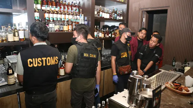 Polisi menyegel kafe di kawasan Senopati, Jakarta Selatan pada Minggu (19/11/2023).