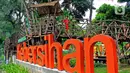 Anak-anak menikmati fasilitas Rumah Pohon di Taman Kebersihan 3, Cengkareng Barat, Jakarta, Rabu (22/1/2020). Taman Kebersihan 3 dilengkapi Rumah Pohon yang memanfaatkan hasil pemangkasan pohon dan tidak menggunakan APBD. (merdeka.com/Magang/Muhammad Fayyadh)