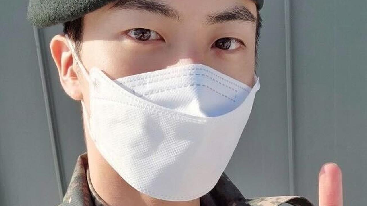 Jin BTS saat wamil. (Weverse via Soompi)