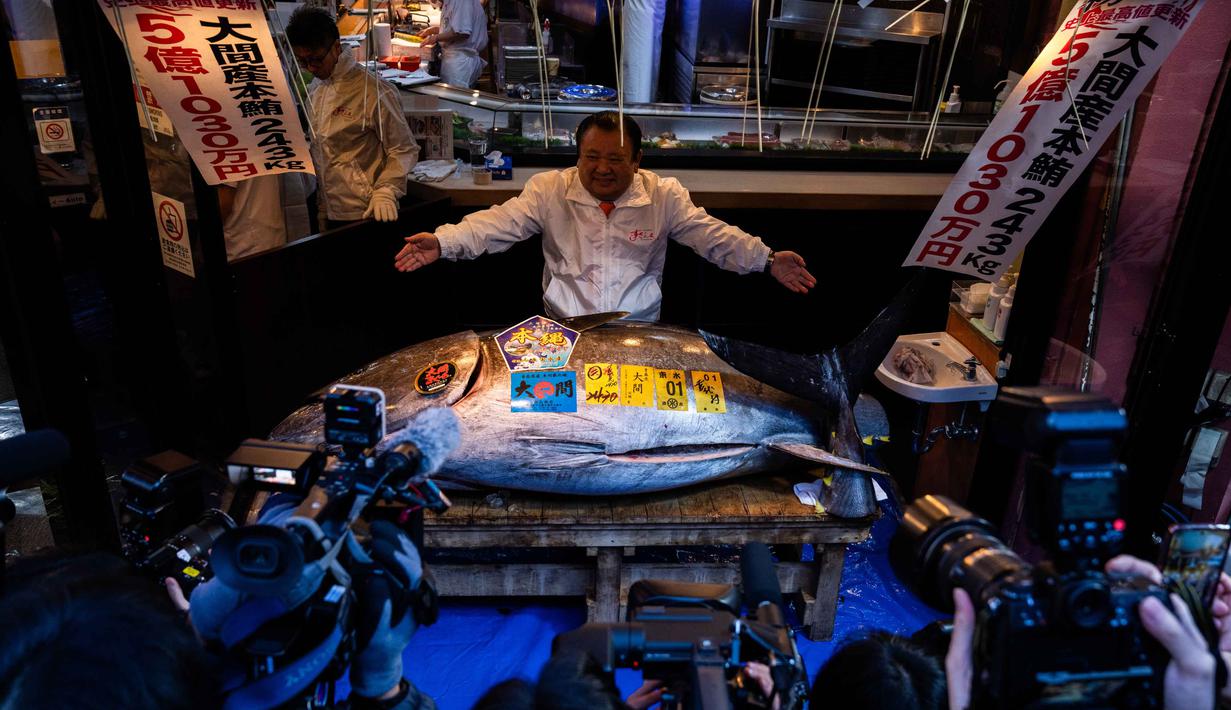 Kiyoshi Kimura, presiden Kiyomura Co., berpose dengan ikan tuna sirip biru yang memenangkan penawaran tertinggi pada lelang tahunan “Tahun Baru” di Tokyo, Senin, 5 Januari 2026. Acara tahunan lelang ikan tuna di Pasar Ikan Toyosu, Tokyo kembali digelar. (AP Photo/Louise Delmotte)