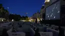 Para penonton menyaksikan opera Fidelio karya Beethoven dalam kotak-kotak terpisah selama Festival Film di Rathausplatz, Wina, Austria (4/7/2020). Festival Film di Rathausplatz, Wina, tahun ini dibuka pada Sabtu (4/7). (Xinhua/Guo Chen)
