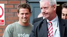 Michael Owen (kiri) nampak setelah menjalani tes medis di Bridgewater Hospital, Manchester, 3 Juli 2009. Manchester United resmi merekrut Michael Owen dengan status free-agent. AFP PHOTO/STRINGER
