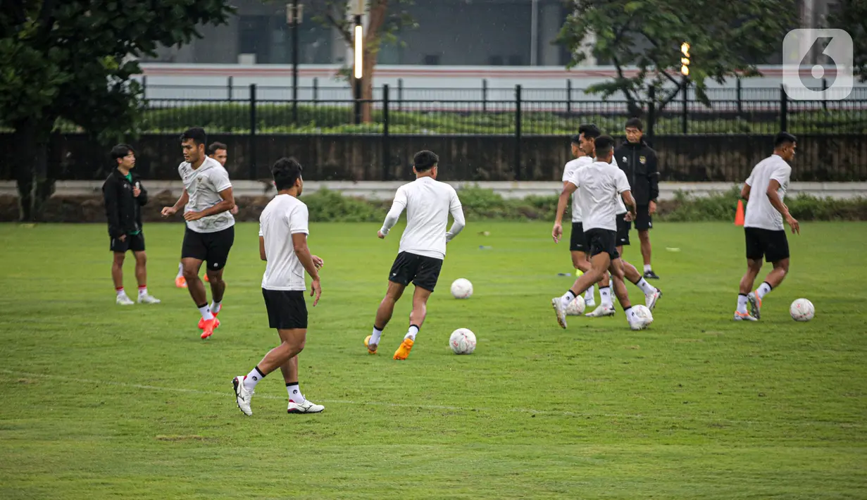 Sejumlah pesepak bola Timnas Indonesia berlatih menjelang semifinal Leg 1 Piala AFF 2022 menjamu Vietnam, di Lapangan A Kompleks Gelora Bung Karno, Jakarta, Rabu (4/1/2023). Timnas Indonesia sulit berlatih karena hujan deras yang menyebabkan Lapangan A SUGBK banjir dan banyak genangan. (Liputan6.com/Faizal Fanani)