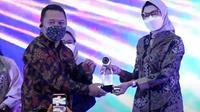 Koordinator Humas Kemenko Marves, Khairul Hidayati mewakili kementerian menerima penghargaan di Ajang PR Indonesia Awards 2022.