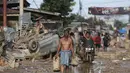Banyak korban bencana banjir di Kabupaten Aceh Tamiang yang masih belum mendapatkan bantuan logistik berupa makanan. Tampak dalam foto, seorang korban selamat membawa tabung gas bekas di daerah terdampak banjir bandang di Aceh Tamiang, Sumatera, Kamis 4 Desember 2025. (AP Photo/Binsar Bakkara)