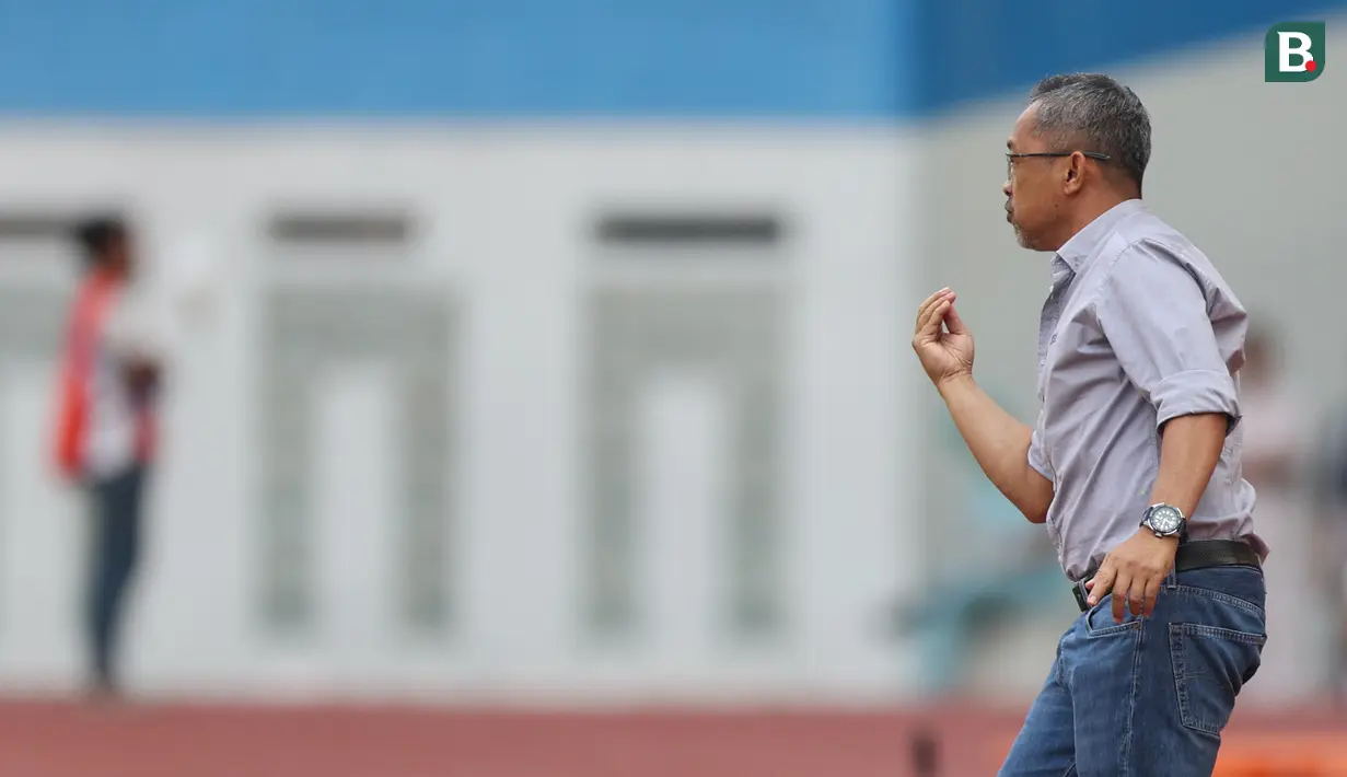 Pelatih Persikabo 1973, Aji Santoso, memberikan instruksi kepada para pemainnya dalam pertandingan pekan ke-9 BRI Liga 1 2023/2024 melawan Madura United yang berlangsung di Stadion Wibawa Mukti, Sabtu (20/8/2023). (Bola.com/Abdul Aziz)