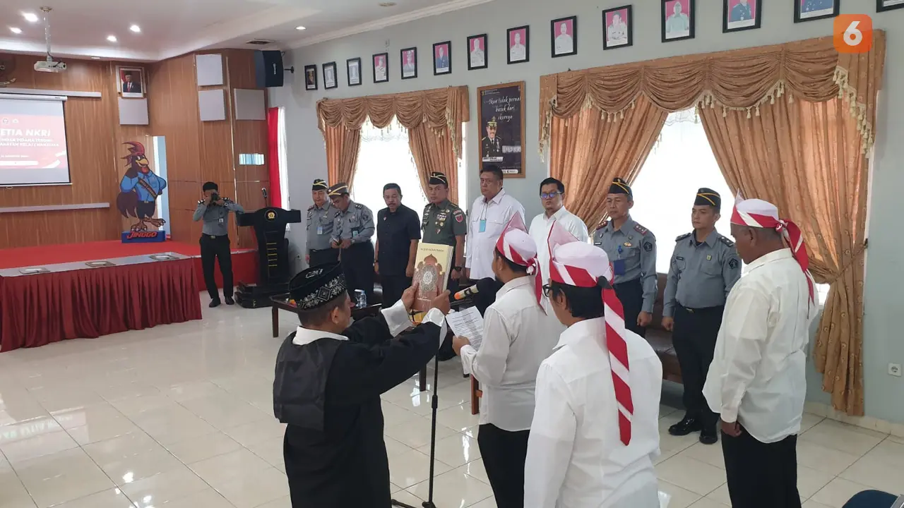 3 napiter yang merupakan mantan petinggi FPI Sulsel berikrar setia kepada NKRI (Liputan6.com/Fauzan)