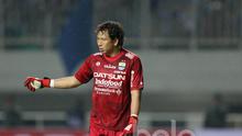 Kiper Persib Bandung, I Made Wirawan saat melawan PS TNI pada lanjutan Liga 1 2017 di Stadion Pakansari, Bogor, Sabtu (22/4/2017). PS TNI bermain imbang 2-2. (Bola.com/Nicklas Hanoatubun)