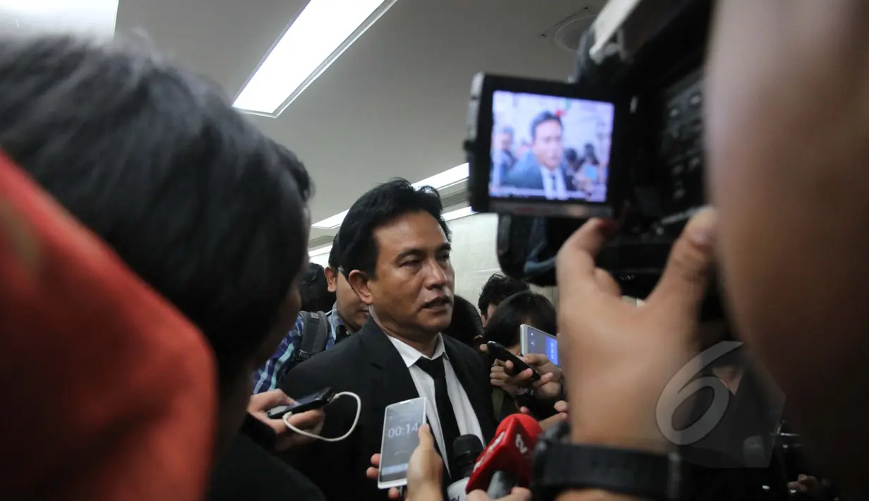 Kuasa hukum DPP Golkar kubu Aburizal, Yusril Ihza Mahendra mendatangi ruang Fraksi Golkar untuk melakukan pertemuan tertutup dengan Koalisi Merah Putih (KMP) di Gedung Nusantara I DPR, Jakarta, Rabu (25/3/2015). (Liputan6.com/Andrian M Tunay)