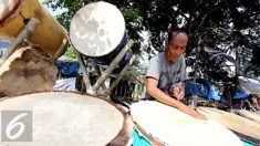 Jelang malam Lebaran atau biasa disebut malam takbiran, penjualan bedug mulai ramai di Tanah Abang, Jakarta, Kamis,(16/7/2015). Harga bedug berkisar Rp.200-700 Ribu tergantung ukuran. (Liputan6.com/Helmi Afandi)