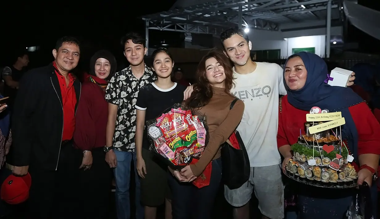 Ulang tahun ke-22, Rizky Nazar yang lahir pada 7 Maret 1996 ini pastinya sangat bahagia mendapat kejutan tengah malam dari orang-orang spesial dalam hidupnya. Selamat ulang tahun Rizky Nazar! (Bambang E.Ros/Bintang.com)