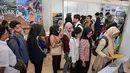 Event yang digelar di Gedung Balai Pemuda pada Selasa 7 April 2026 ini menawarkan lebih dari 1.000 lowongan pekerjaan. Tampak dalam foto, para pencari kerja mengantre untuk mendaftar di salah satu event bursa kerja, Surabaya, Jawa Timur pada Selasa 7 April 2026. (JUNI KRISWANTO/AFP)