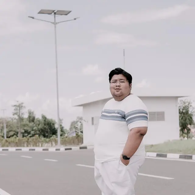 6 Potret Terbaru Tommy Kaganangan Pemeran Mat Gondrong 'Ronaldowati', Bikin Pangling