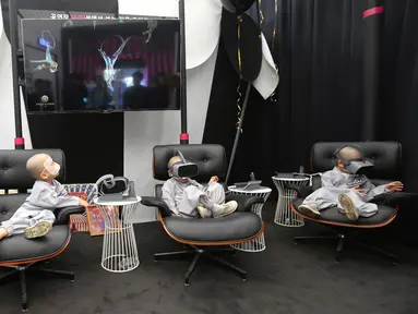 Empat anak lelaki berkepala botak bermain Virtual Reality (VR) menggunakan layanan 5G di tempat pengalaman LG UPlus 5G di Seoul, Korea Selatan (7/5/ 2019). Sepuluh anak terpilih mendapatkan pengalaman menjadi biksu dalam rangkaian acara peringatan hari lahir Buddha. (AP Photo/Ahn Young-joon)