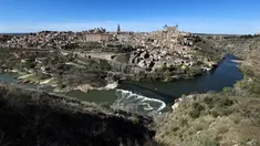 Foto yang diambil pada tanggal 25 Maret 2023 ini menunjukkan pemandangan umum kota tua Toledo, yang terdaftar sebagai Situs Warisan Dunia UNESCO, yang berbatasan dengan Sungai Tagus. (Photo by Thomas COEX / AFP)