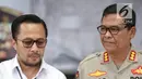 Wadir Reskrimum Polda Metro Jaya AKBP Ade Ary Syam Indradi (kiri) menunjukkan foto tersangka pengancam pemenggalan terhadap Presiden Joko Widodo atau Jokowi di Mainhall PMJ, Jakarta, Senin (13/5/2019). Tersangka ditangkap di rumah kerabatnya di kawasan Parung, Bogor. (Liputan6.com/Faizal Fanani)